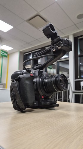 Near mint canon eos c100 - mint*,